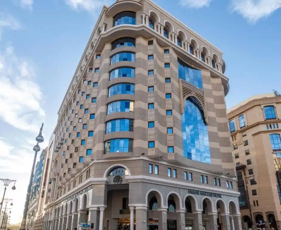 Front view of Emaar Mektan Hotel in Madinah, located just a short walk from Masjid Al Nabawi